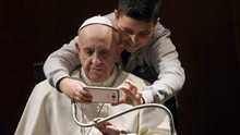 Ảnh selfie của cậu bé 7 tuổi với Giáo hoàng gây 'bão'